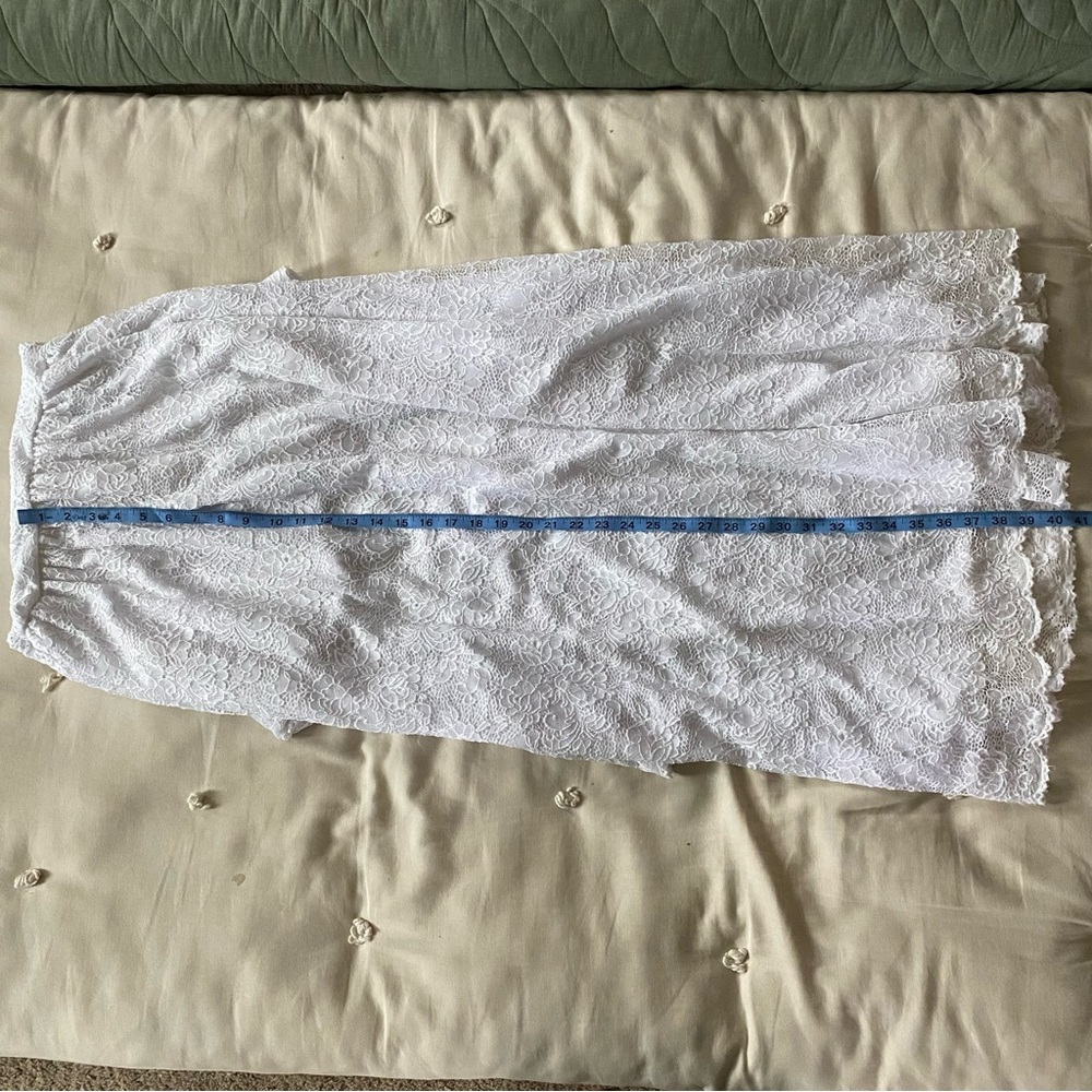 Woodmouse & thistle White lace maxi dress with long sleeves and zipper back - Picture 9 of 10
